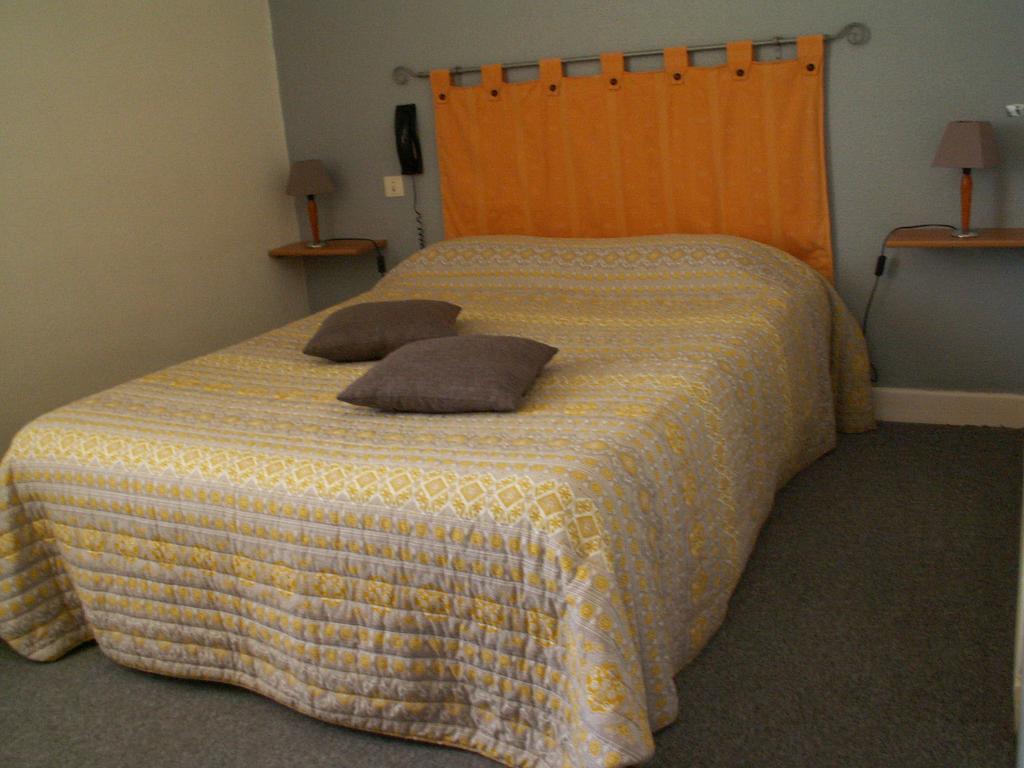 Le Relais Du Pont De Rhodes Hotel Frayssinet Room photo