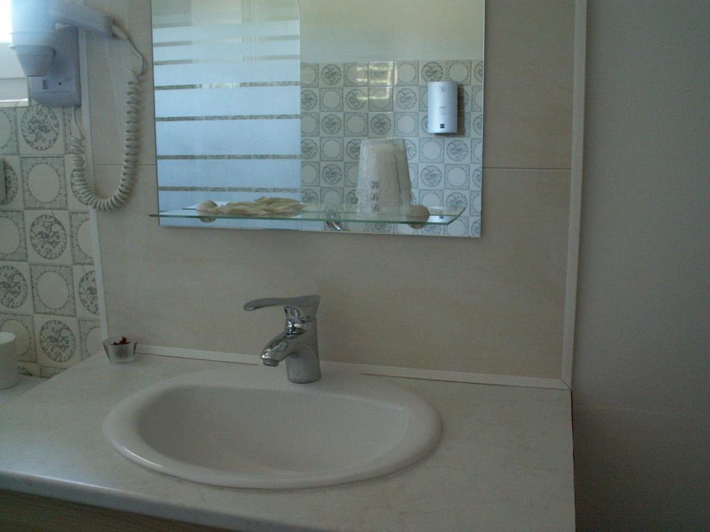 Le Relais Du Pont De Rhodes Hotel Frayssinet Room photo