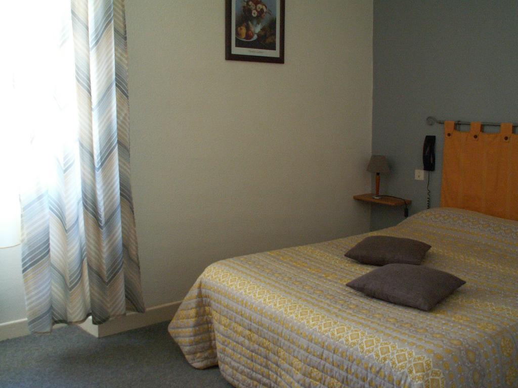 Le Relais Du Pont De Rhodes Hotel Frayssinet Room photo